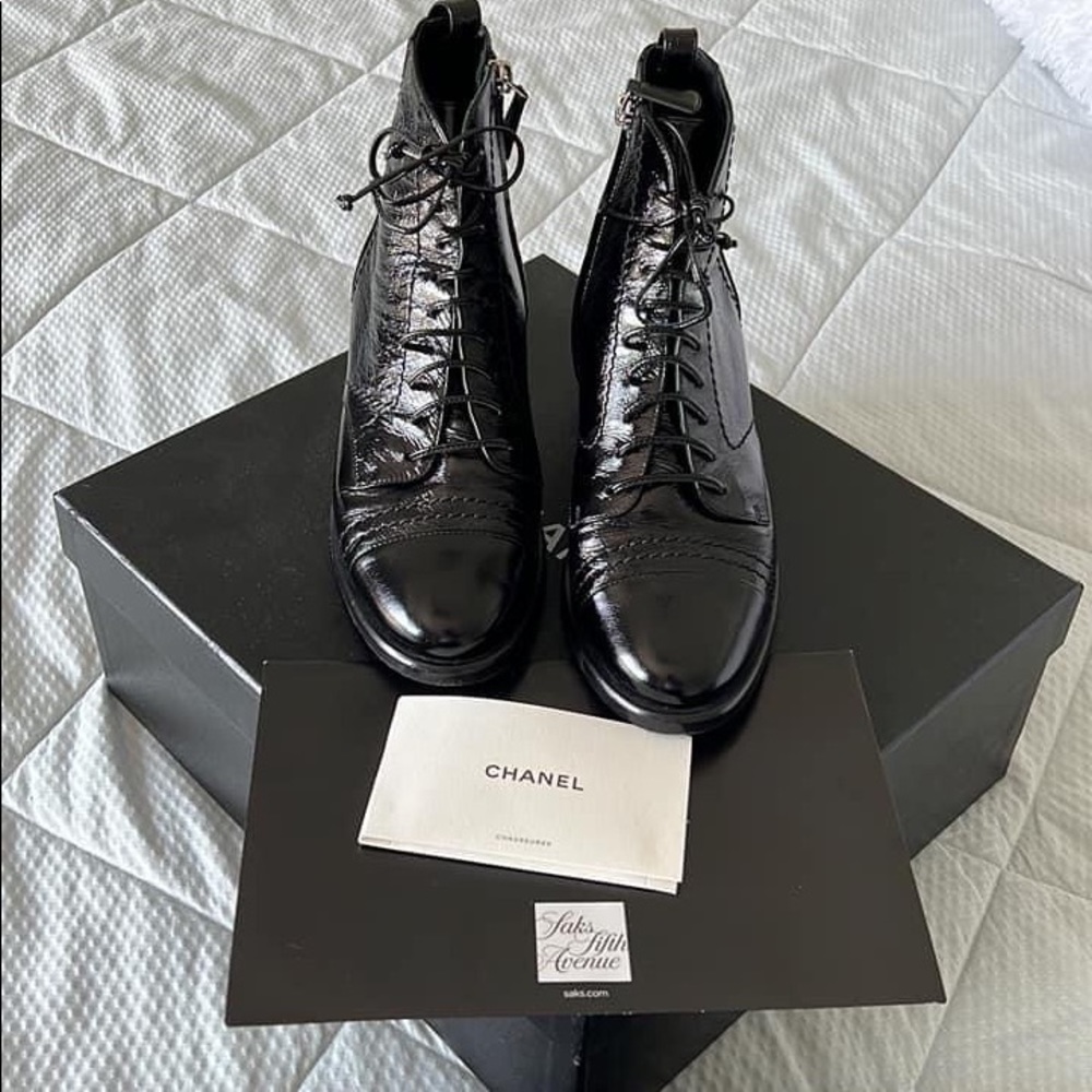 Chanel boots Shiny Leather Lace Up And Zipper On The Side Size 7,5